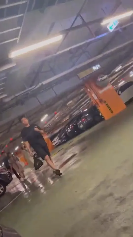 百貨賣場充電車位常一位難求，但佔位不充電的黑衣車主，對排擠到他人權益，似不以為意。翻攝自記者新聞網