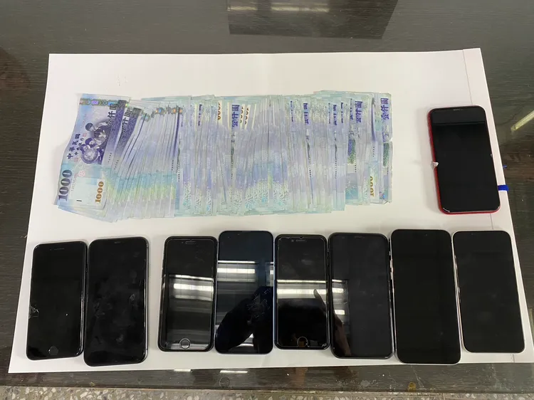 起出10餘萬元贓款，以及一批手機。讀者提供