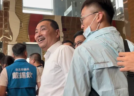 偷拉韩国瑜椅子被讥「侯有移」！　侯友宜尬笑：太科幻了