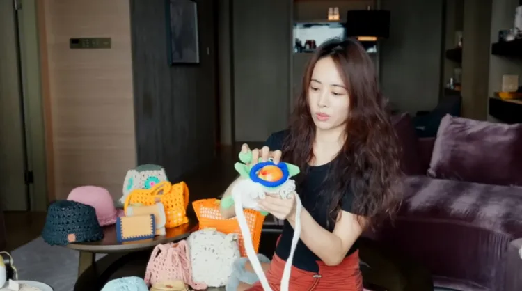 蔡依林秀出她做的三眼怪包表演吐蘋果。翻攝蔡依林YouTube