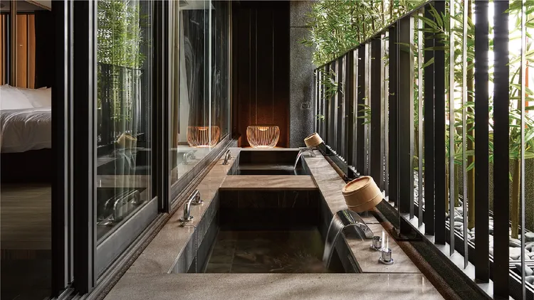 定價逾2萬元頂級「泉音家庭溫泉套房」祭出35折優惠，4人同行每人每晚2125元起，坐擁20坪超大寬敞空間，客房內再獨享雙風呂湯泉。礁溪晶泉丰旅提供