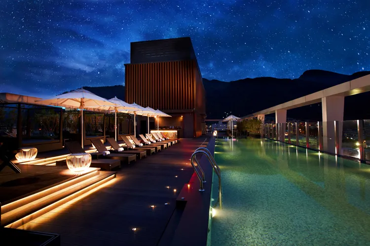 頂樓休憩區夜晚，播放檔檔精彩的星空電影院。礁溪晶泉丰旅提供