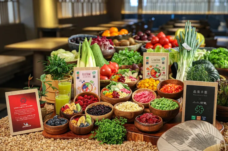 旅客住房期間均享加贈輕日式自助式早餐，每日免費享Happy Hour時段，各式零食點心、飲品無限暢飲。礁溪晶泉丰旅提供