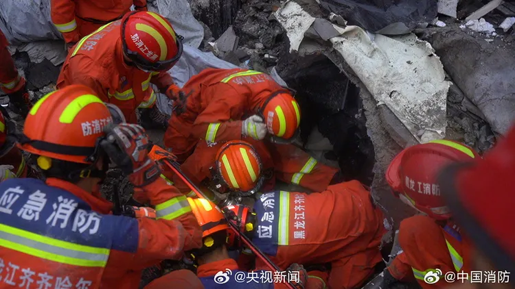 救難人員在現場搜救受困學生。翻攝微博