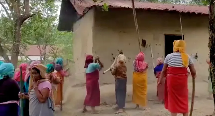 憤怒婦女放火燒毀暴徒之一的住所。路透社