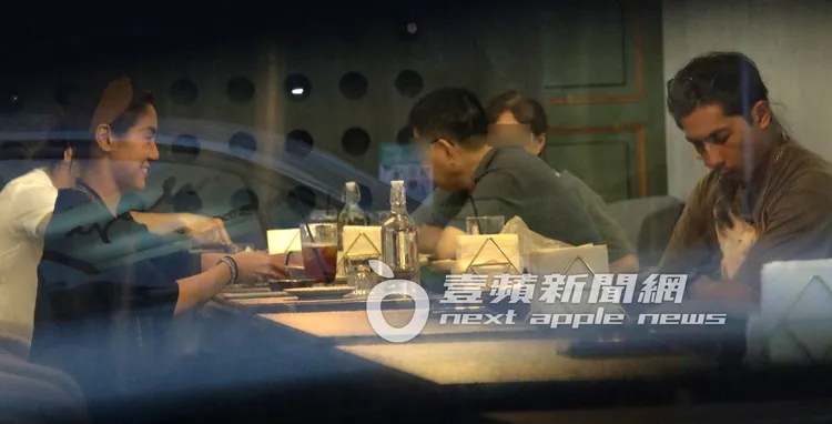 鄭楠鐘（右）抱著愛犬，不時的逗著愛犬，而坐在對面的女友眼神也是充滿愛的泡泡，畫面相當溫馨。特勤中心攝