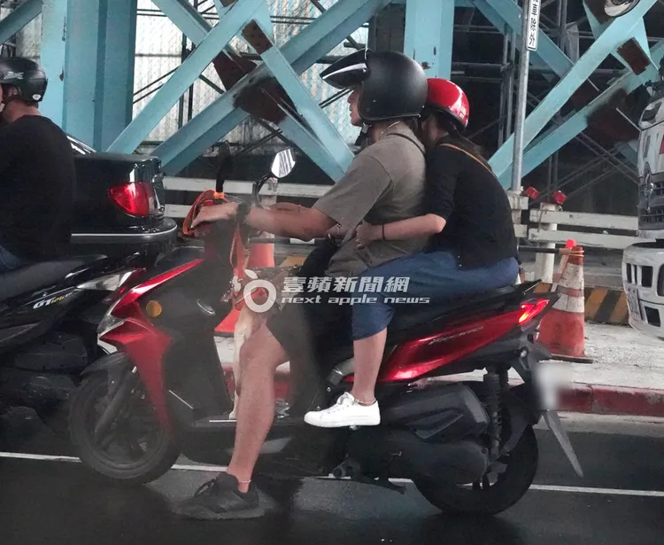 鄭楠鐘（左）載著女友及愛犬一同騎要價8萬元的光陽Racing S「彎道情人」離開。特勤中心攝