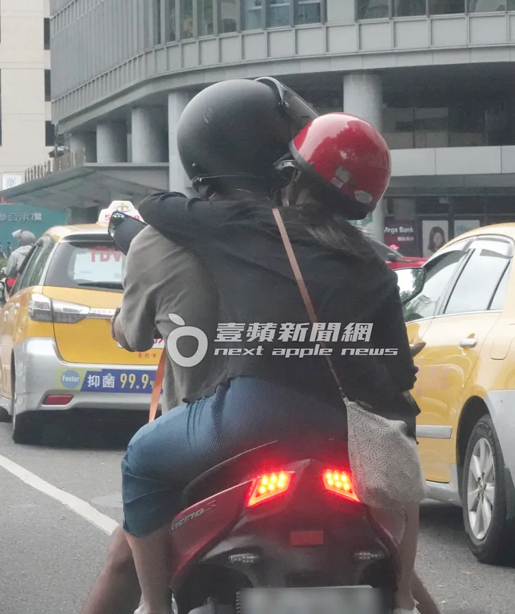 坐在後座的女友時而環抱勾著鄭楠鐘的肩膀，前胸貼後背，看得出來兩人感情相當甜蜜。特勤中心攝