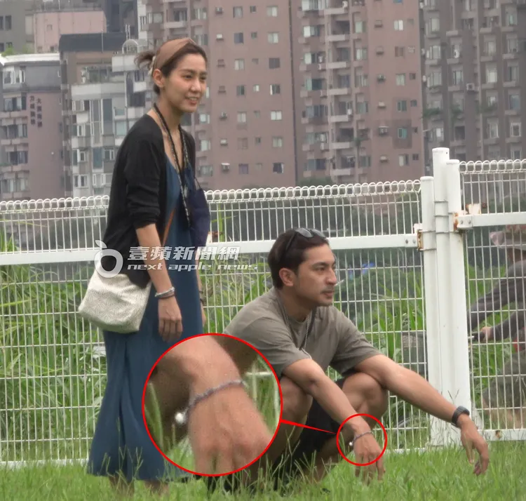 鄭楠鐘（右）與女友都戴著同款情侶手鍊（紅圈處）。特勤中心攝