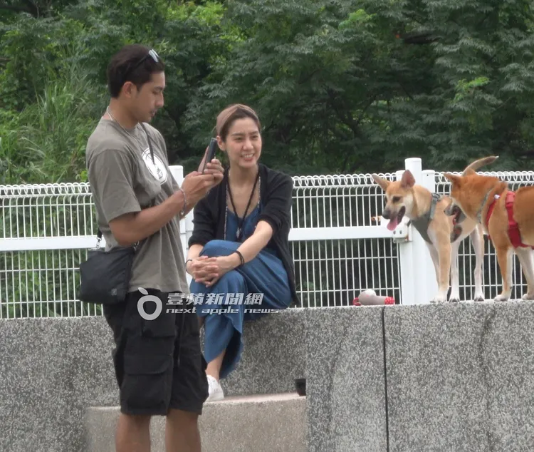 鄭楠鐘（左）拿起手機當起攝影師，替狗狗拍照，記錄著約會的甜蜜點滴。特勤中心攝
