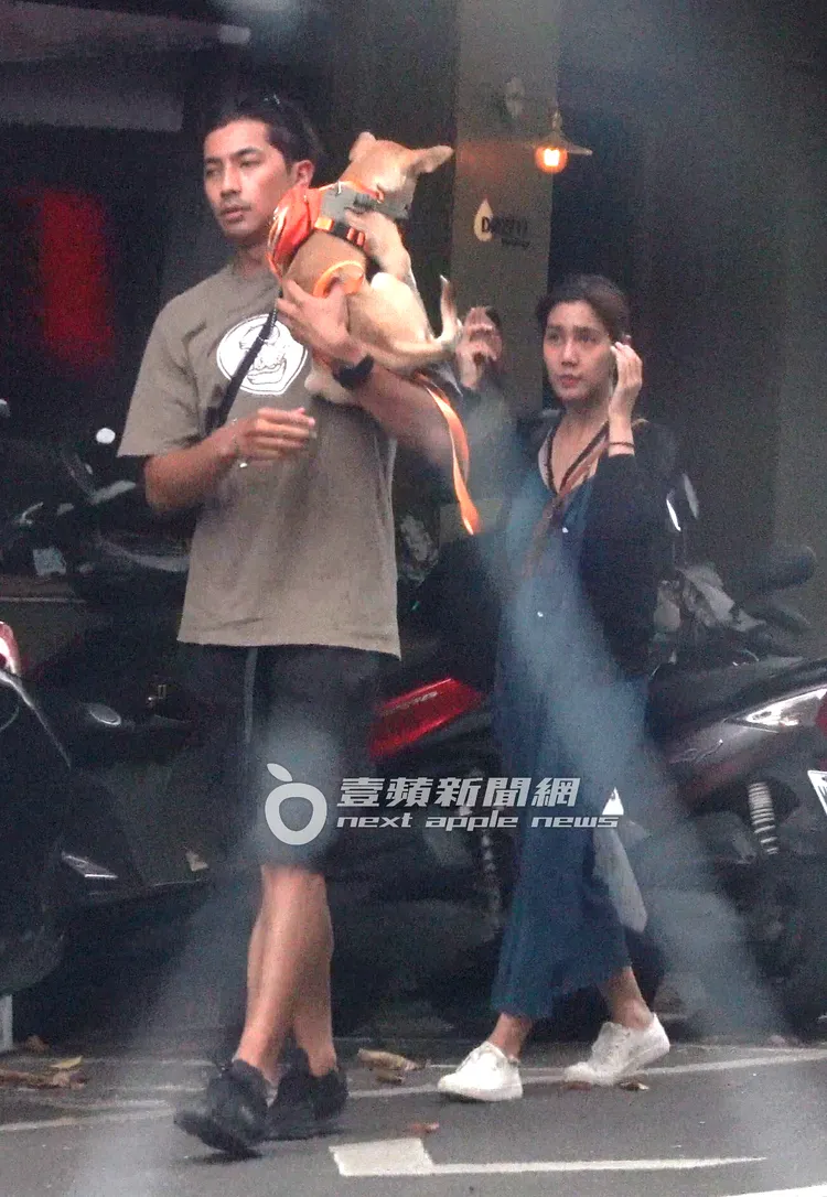 鄭楠鐘將愛犬抱在肩膀上，展現滿滿的男友力。特勤中心攝