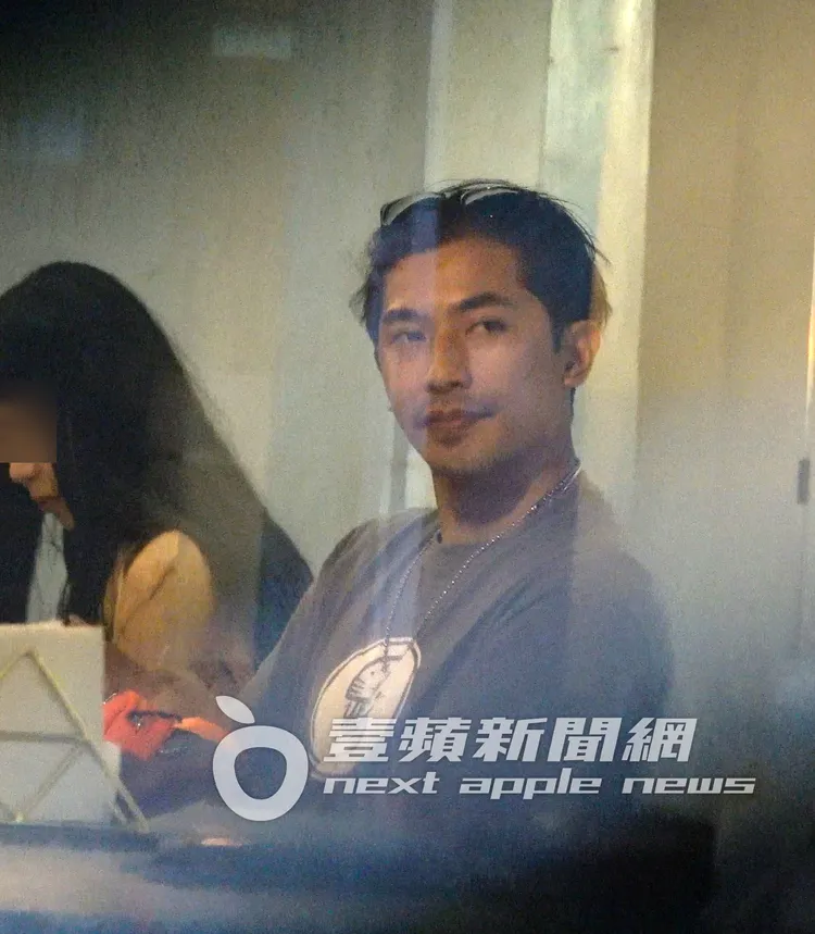 鄭楠鐘不時的左顧右看查看愛犬走動到哪裡。特勤中心攝