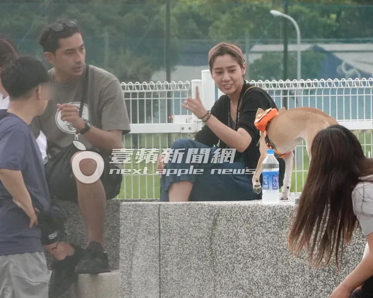 鄭楠鐘（左）與女友一同看著剛玩耍回來喝水的狗狗，看得出來兩人都十分開心。特勤中心攝