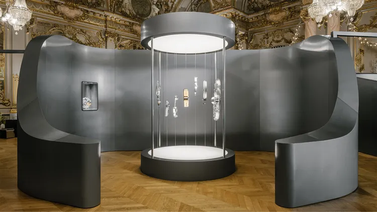 LV日前於巴黎奧賽美術館中，揭露了升級版的全新Tambour腕錶。品牌提供