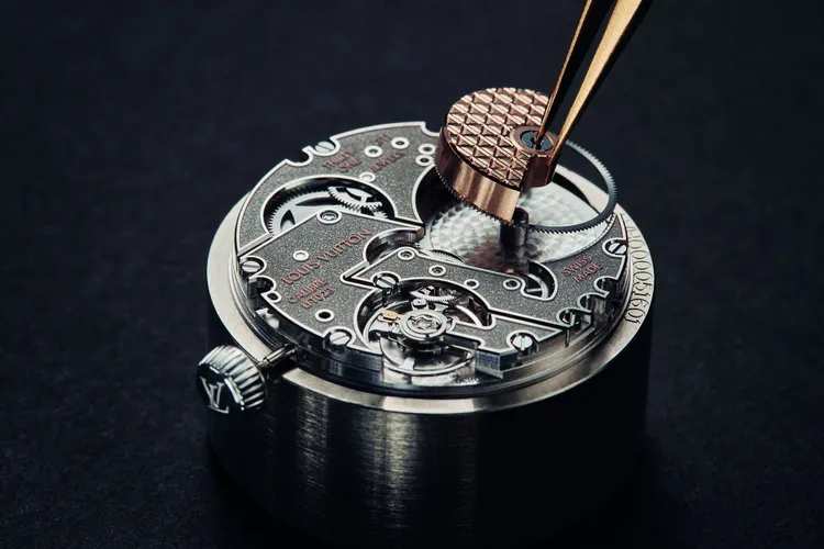 新款Tambour腕錶所搭載的LFT023自動上鍊機芯，是LV首度與專精機芯研發的Le Cercle des Horlogers攜手設計。品牌提供