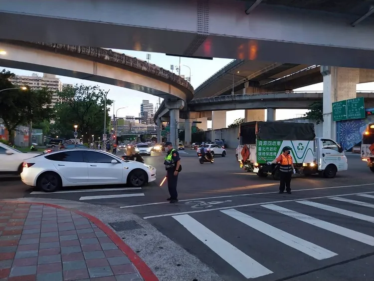 北市交通警察大隊現場疏導交通。交大提供