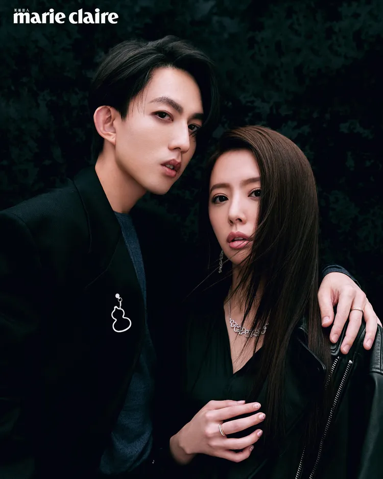 2人同戴上Qeelin珠寶拍攝雜誌封面。《美麗佳人》提供