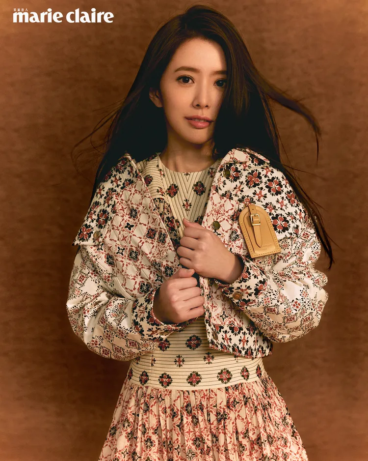 丁文琪身著LV碎花圖騰洋裝搭配短版印花外套。《美麗佳人》提供