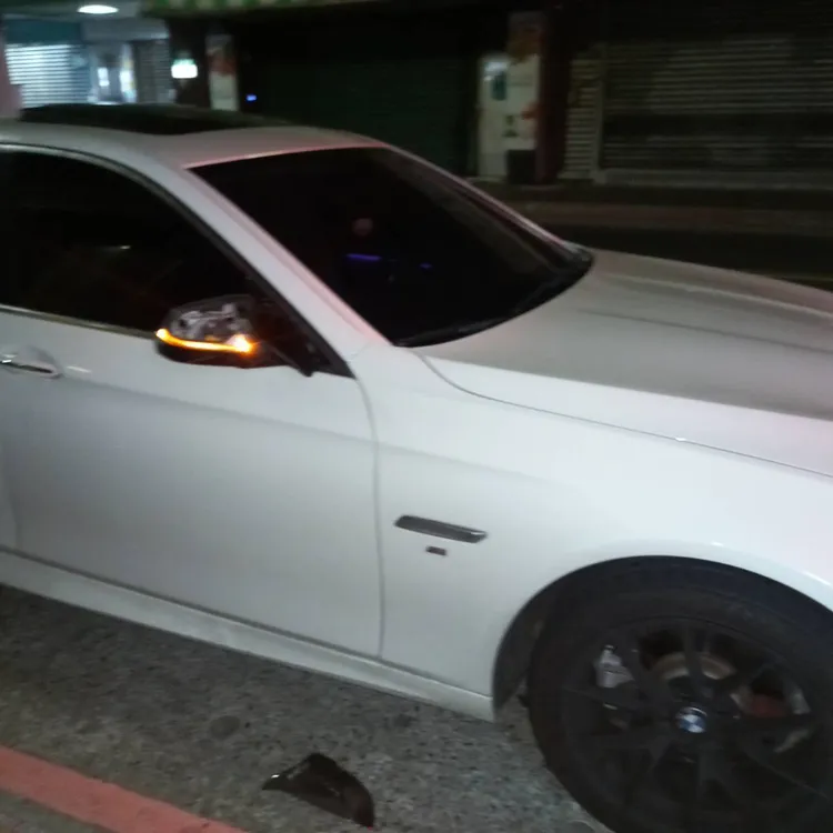 百萬進口車輛遭人當街持棍棒砸毀。翻攝畫面