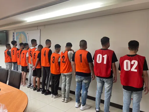 真衰！男子開雙B愛車陪友談判卻遭砸　通緝犯身分也曝光