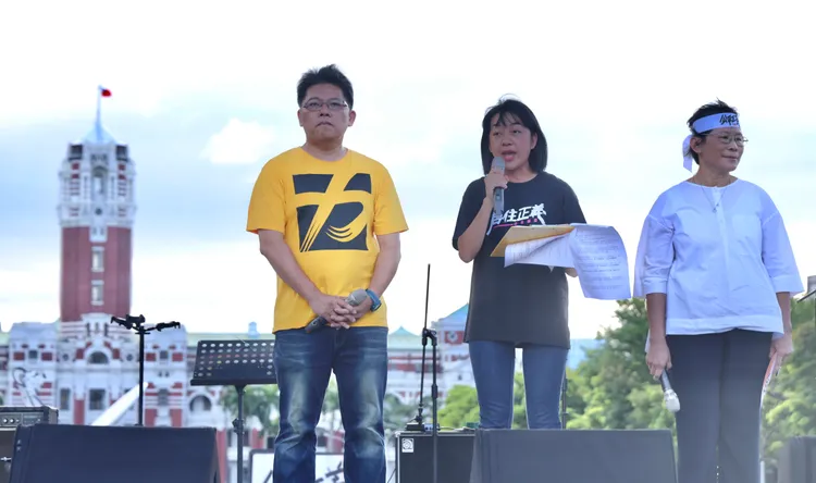 （左起）時力立委邱顯智、王婉諭、陳椒華出席凱道遊行。林林攝