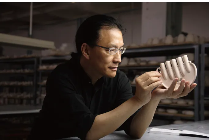 藝術家王俠軍首度創作紅色喜氣兔子，結合禮坊打造豐彩中秋禮盒。宏亞食品提供