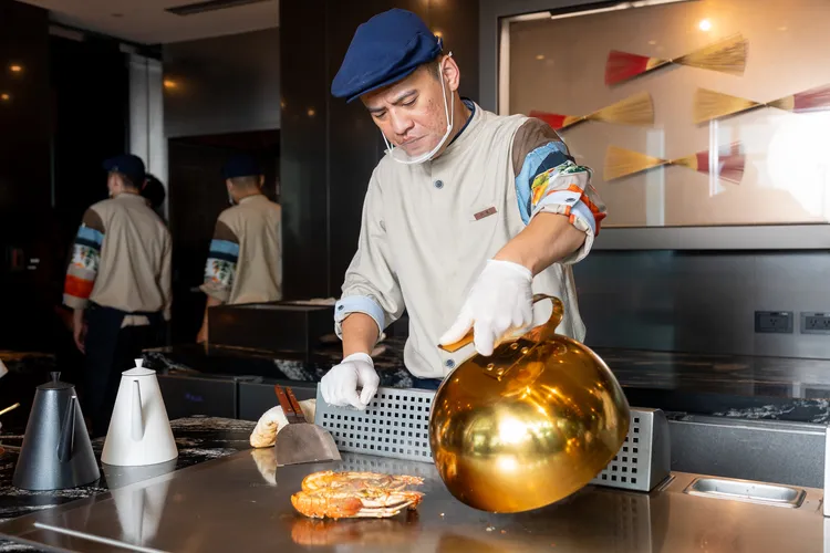 製作「玫瑰龍蝦佐蝦醬時蔬」。饗 A Joy提供