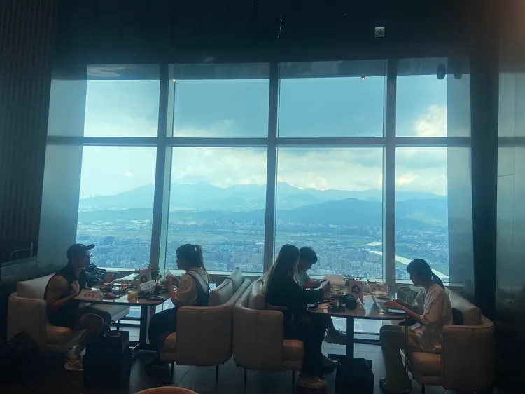 邊吃邊奢享台北101獨有的雲頂高空美景。陳揚盛攝