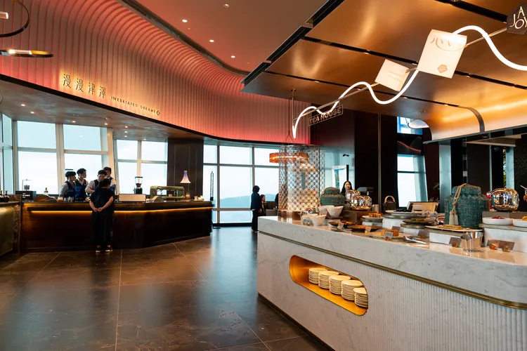 「饗 A Joy」邀集多位有相同理念的餐飲職人與主理人們，與「法朋」、「Double V」、「冉冉茶室」、「Perry’s Palate Plan」、「興波咖啡Simple Kaffa」等跨界聯手。饗 A Joy提供