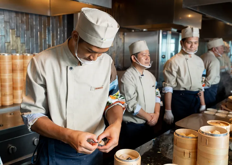 餐區師傅21摺現做「蟹黃小籠湯包」、「松露小籠湯泡」。饗 A Joy提供