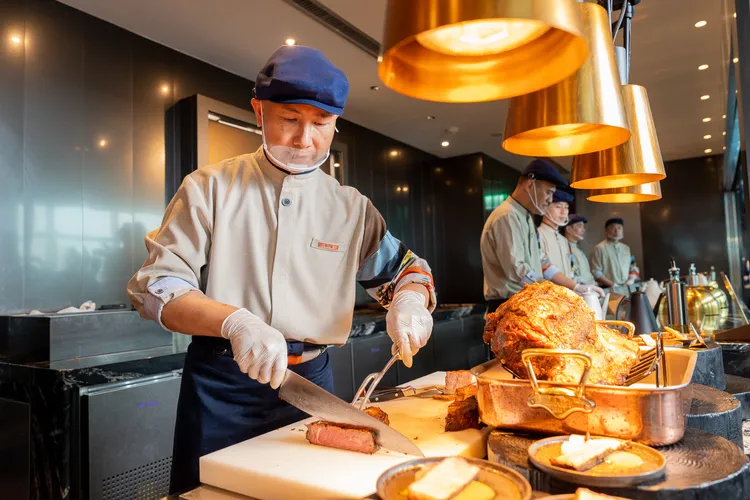 「饗 A Joy」先爐烤再以800度高溫現切排餐，炙烤肋眼牛排佐剝皮辣椒奶油醬。饗 A Joy提供