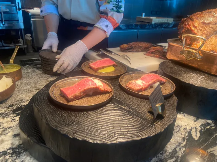 必吃的炙烤肋眼牛排佐剝皮辣椒奶油醬。陳揚盛攝