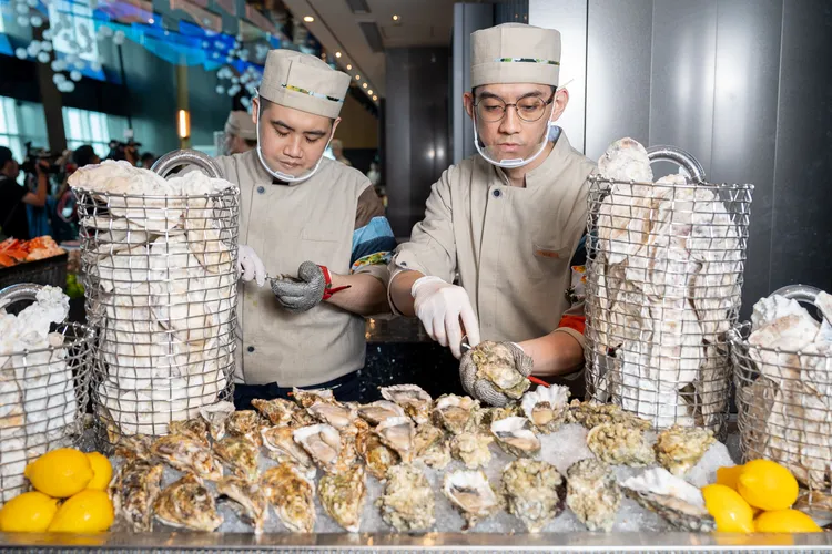 「饗 A Joy」選用各季節及地方著名食材，圖為嚴選日本、加拿大生蠔，現場現開，肉質肥美結實口感充滿彈性嚼勁。饗 A Joy提供