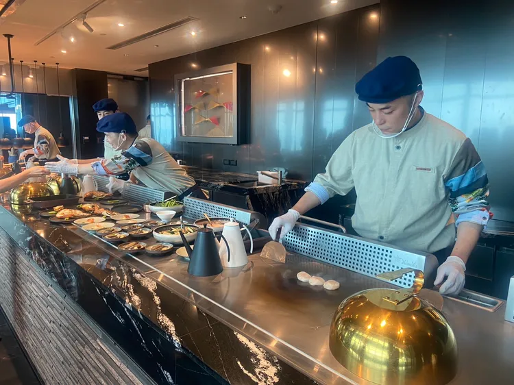 必吃的北海道干貝佐雞尾酒醬。陳揚盛攝