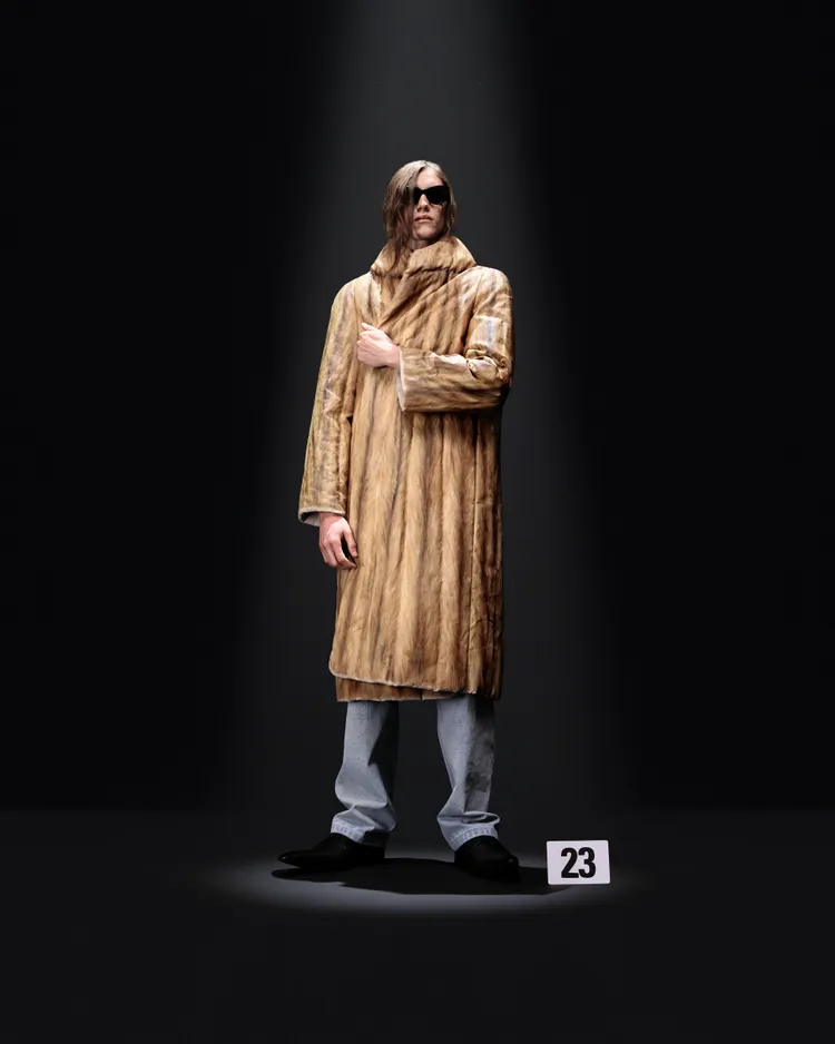 看似由皮草製成的大衣，其實是以手工塗繪處理在亞麻帆布上創造出的紋路。品牌提供