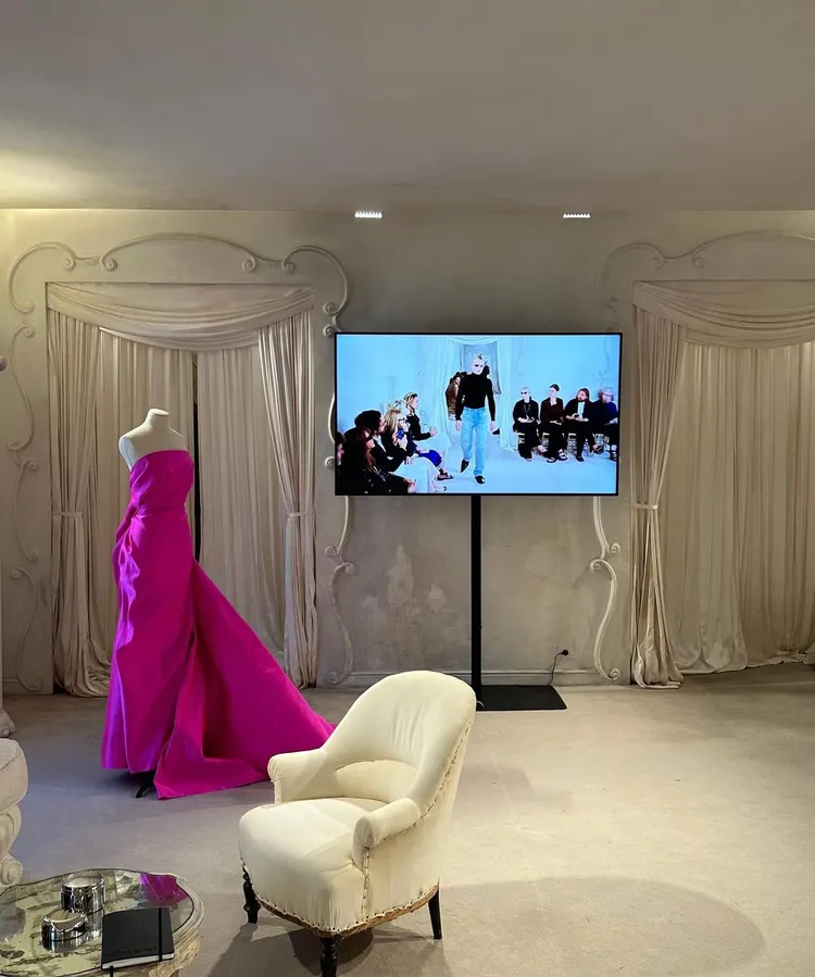 BALENCIAGA高訂秀上發表的部分新作，旋即便於喬治五世大道10號的訂製沙龍中上市。翻攝demnagram IG