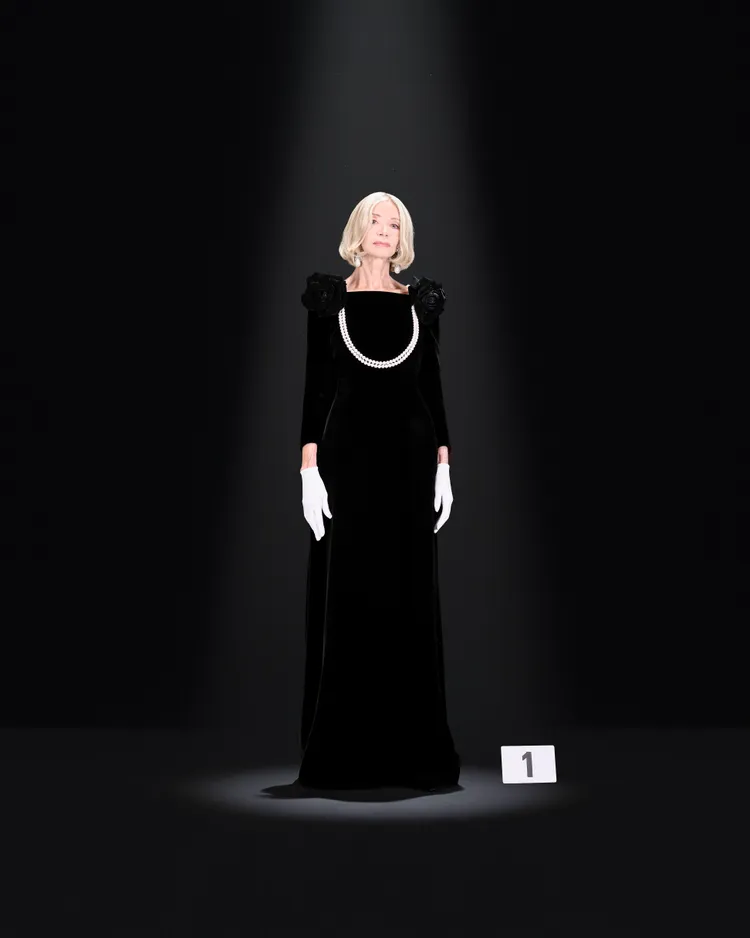 品牌創辦人Cristóbal Balenciaga最喜愛的模特兒Danielle Slavik，也為此次大秀演繹了1套副刻1960年代經典黑色洋裝的造型。品牌提供