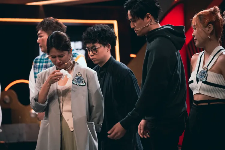 吳怡霈（左一）淚灑舞台。三立提供