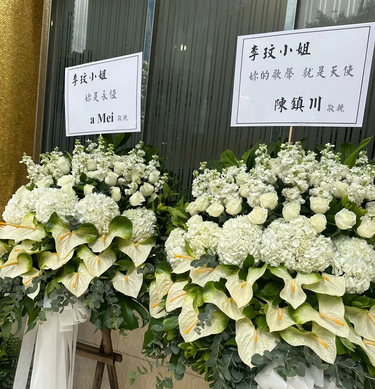 張惠妹和經紀人陳鎮川以花籃寄託思念。讀者提供