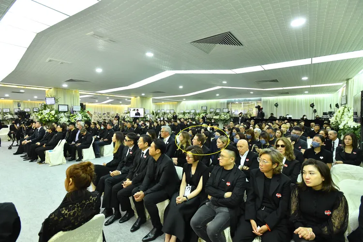 李玟的老公與繼女（黃圈處）坐在後排Late CoCo Lee Family提供