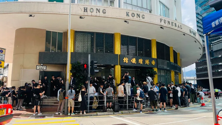 李玟告別式在香港北角英皇道殯儀館舉行，殯儀館外擠滿上百家媒體。讀者提供