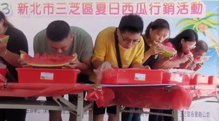 三芝西瓜大胃王比賽比限時吃得多，讓參觀民眾也熱血沸騰。公所提供