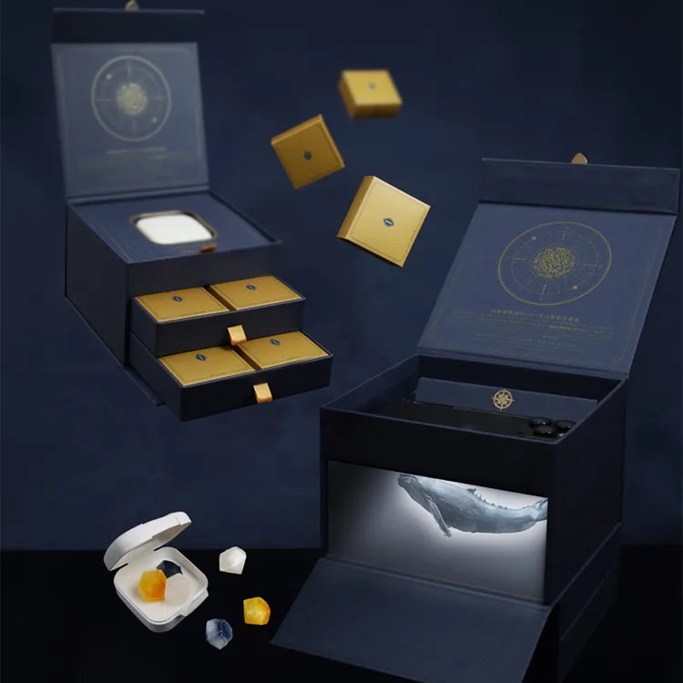 奢華款「豐海映月．藏寶盒」禮盒更可蛻變為手機互動式的「迷你浮空投影劇場」。業者提供