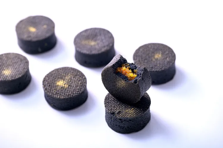 「武子靖黑金鳳梨酥」使用在地土鳳梨食材，搭配黑外皮金粉奢華點綴。業者提供