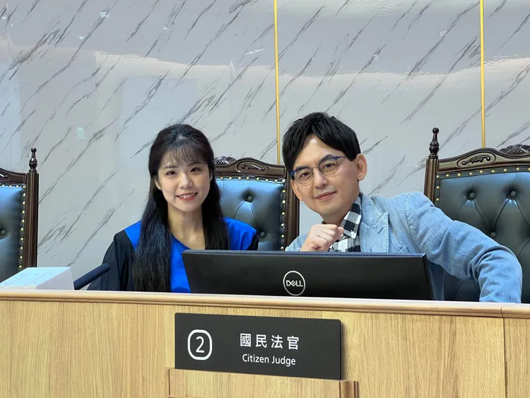 審判長歐陽儀（左）和藝人黃子佼（右）。資料照片