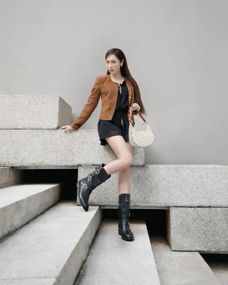 韓團「少女時代」前成員Jessica也被七夕限定款Ava Triomphe手袋的魅力所迷倒。品牌提供