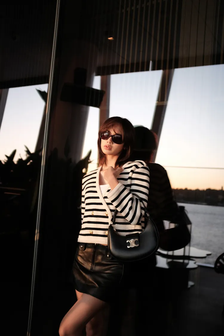 Lisa近日公然放閃的「新歡」，正是她所代言法國精品CELINE旗下最新推出的Ava Triomphe手袋。品牌提供