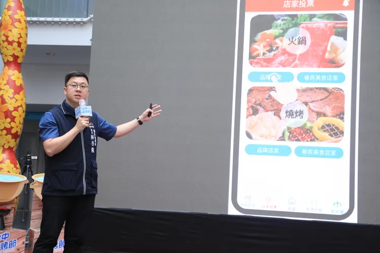 數位治理局長林谷隆講解「台中通暨購物節APP」使用方式。市府提供