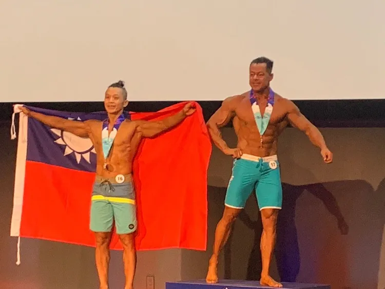 郝旭恆（保一總隊小隊長）披國旗受獎。翻攝畫面