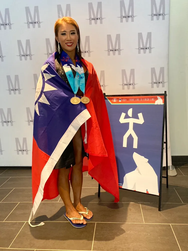 王令樺（臺北市警局）披國旗受獎。翻攝畫面